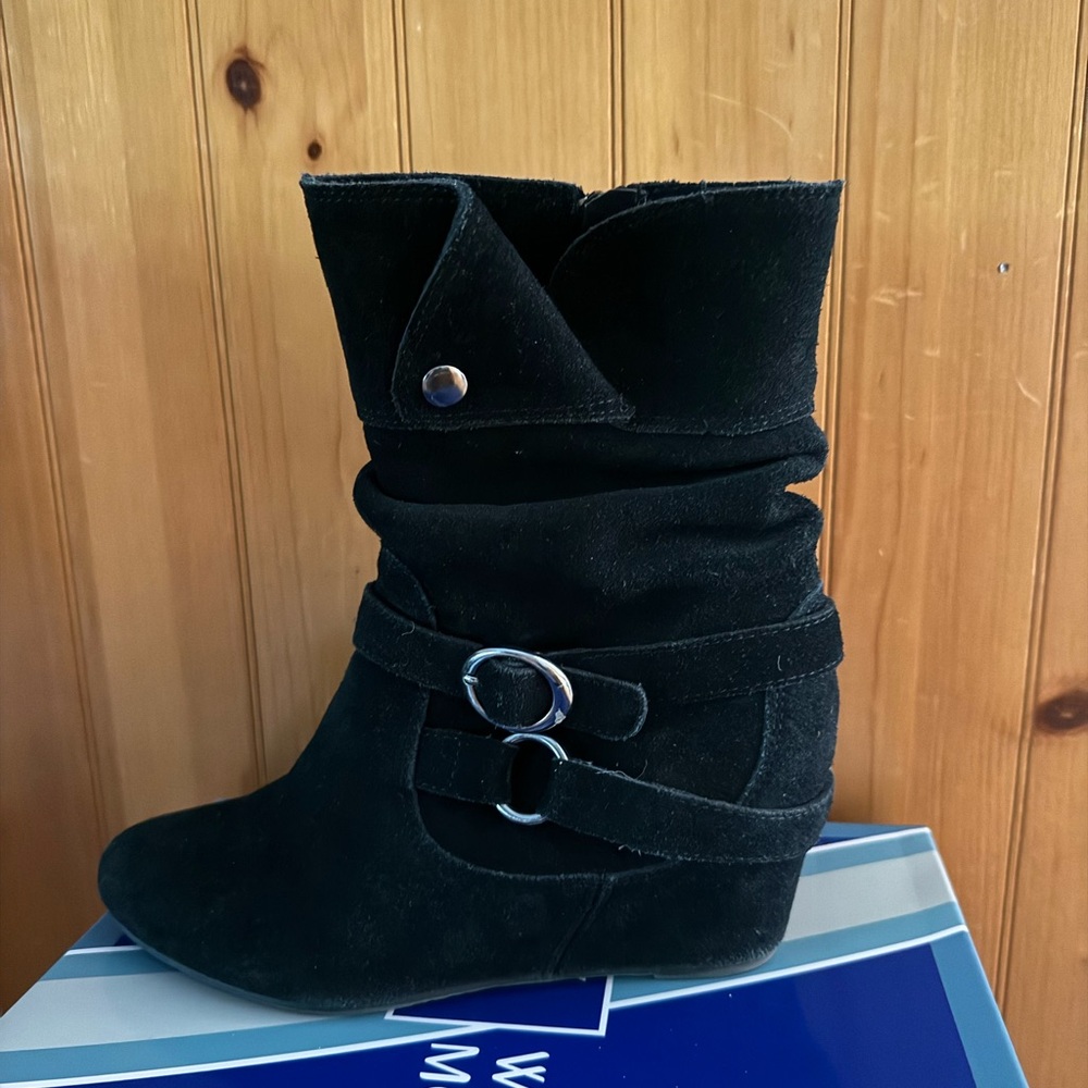 Ladies White Mountain Black Suede wedge boot size 6 1/2